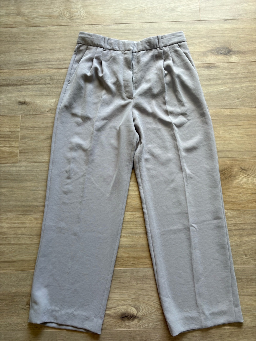 Aritzia The Effortless Pant in Light Gray